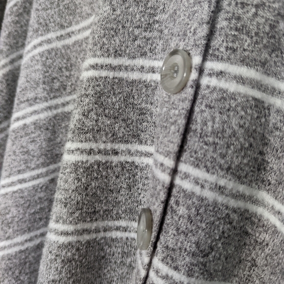 Torrid Gray Shirt 2X 2 Crop Striped Plus Long Sleeve Henley Button Stretch White - Picture 12 of 13